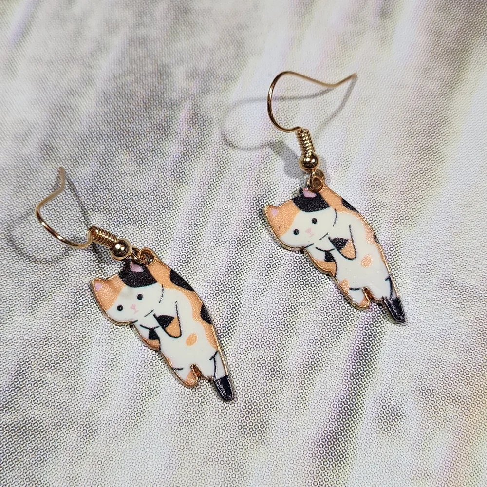 Calico cat hanging by his neck nap NWT enamel fish hook earrings